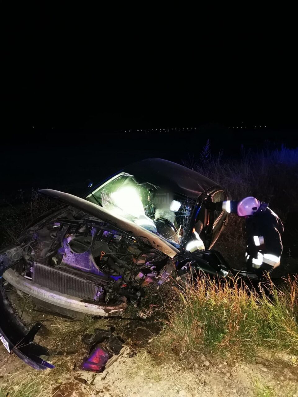 Bărbat extras din mașină de pompieri, după ce a intrat într-un cap de pod Bărbat extras din mașină de pompieri, după ce a intrat într-un cap de pod