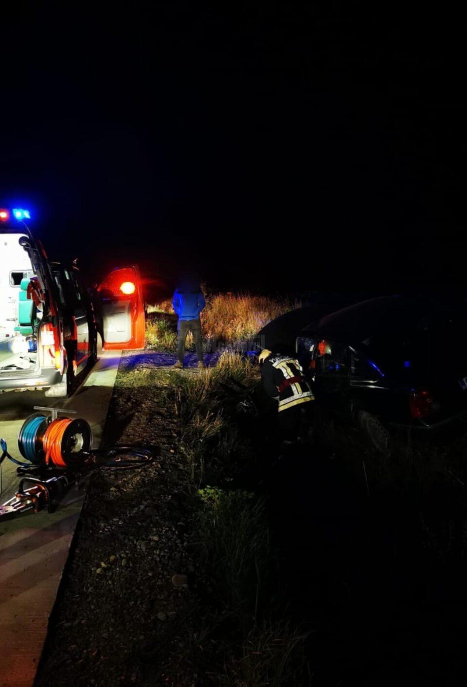 Bărbat extras din mașină de pompieri, după ce a intrat într-un cap de pod