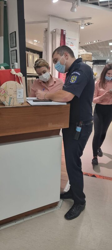 Portul măștii de protecție în spații închise, ignorat adesea, au constatat polițiștii