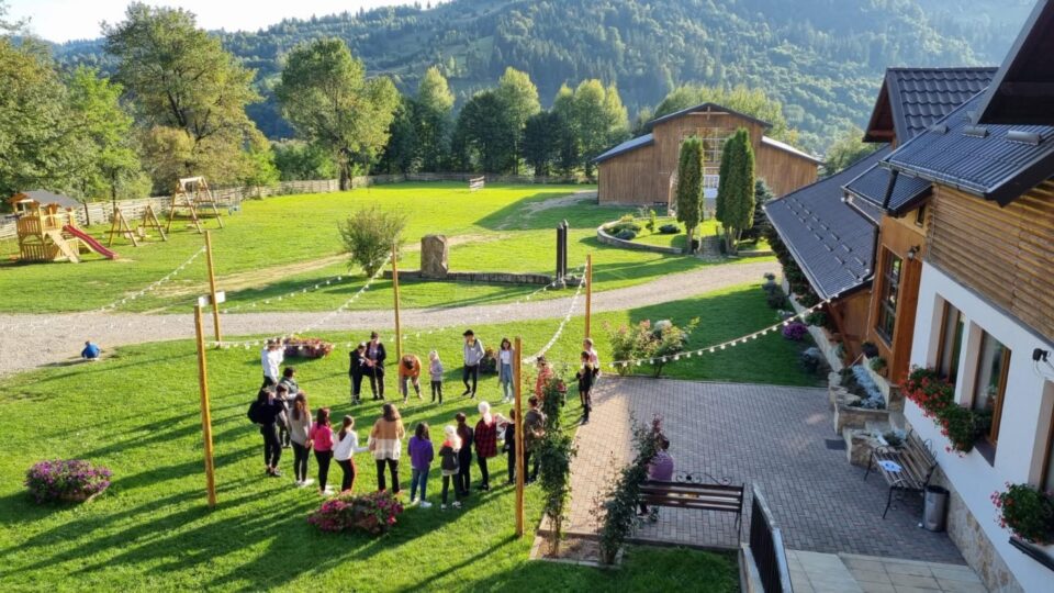 28 de copii nevăzători, însoțiți de mame, în tabăra Respiro, la Vama