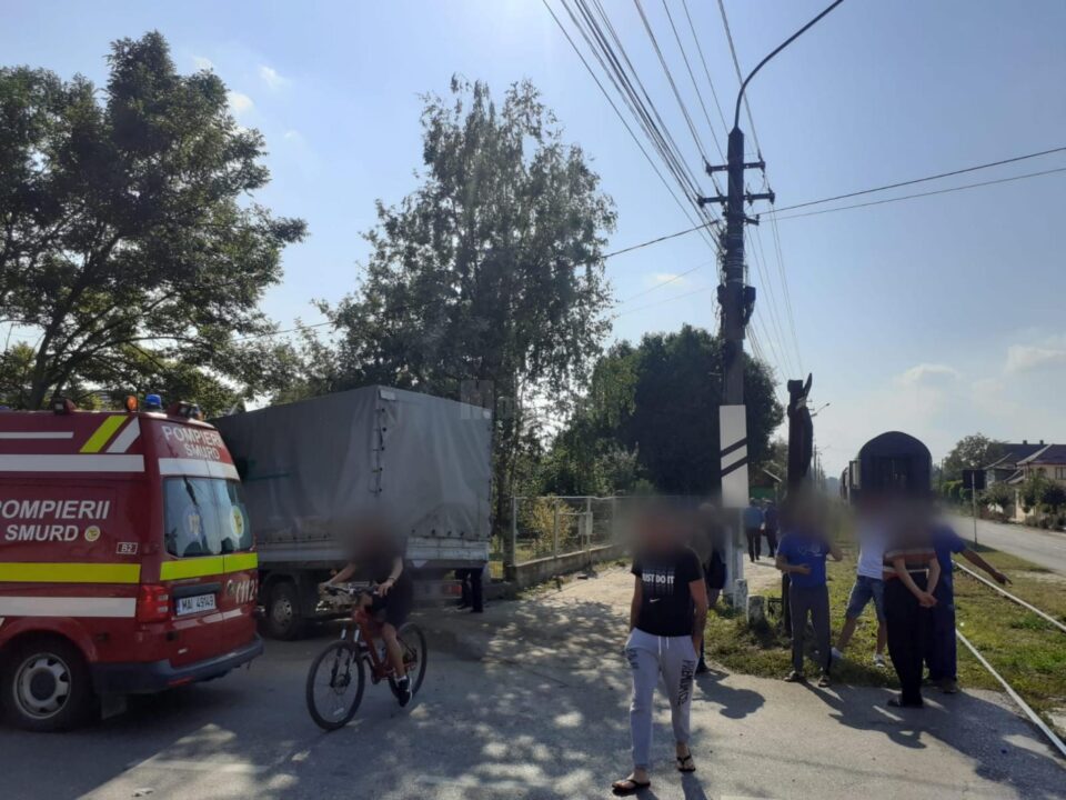 Autoutilitară proiectată într-un gard, la Rădăuți, după ce a fost acroșată de trenul de Putna