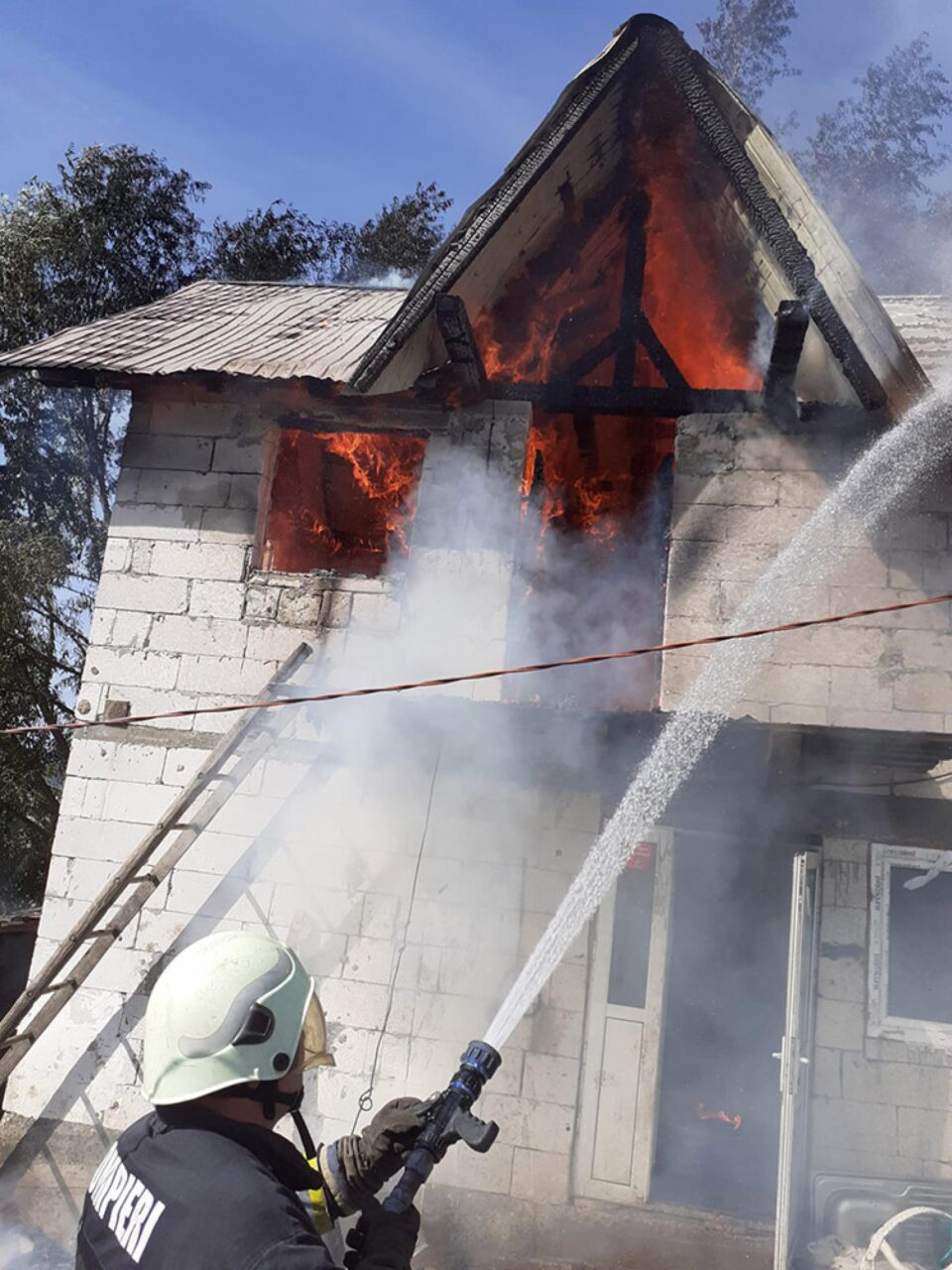 O femeie și un bărbat au suferit atacuri de panică în urma unui incendiu