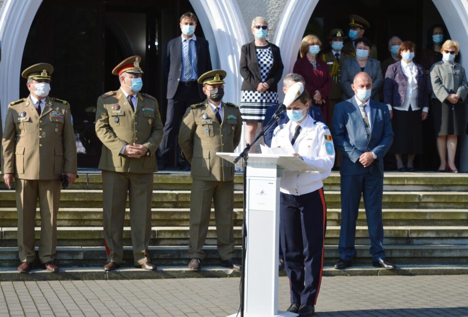 În numele elevilor de clasa a XII-a are cuvântul elev plutonier adjutant Daria Balahura