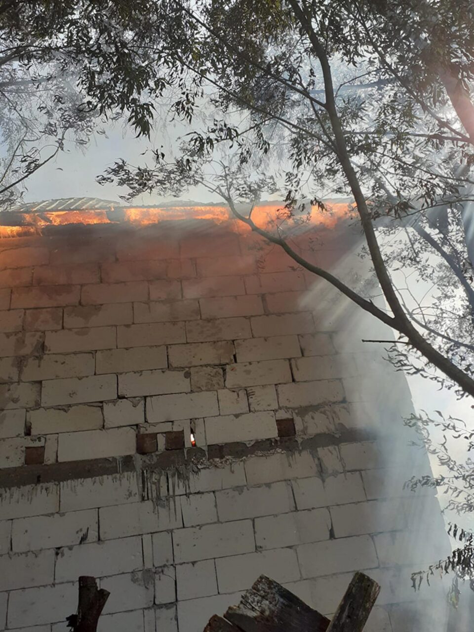 O femeie și un bărbat au suferit atacuri de panică în urma unui incendiu