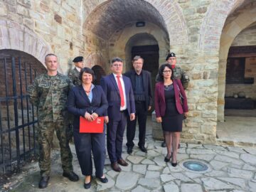 Organizatorii evenimentului, alături de militari polonezi