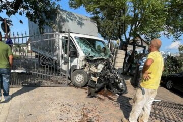 Autoutilitară proiectată într-un gard, la Rădăuți, după ce a fost acroșată de trenul de Putna