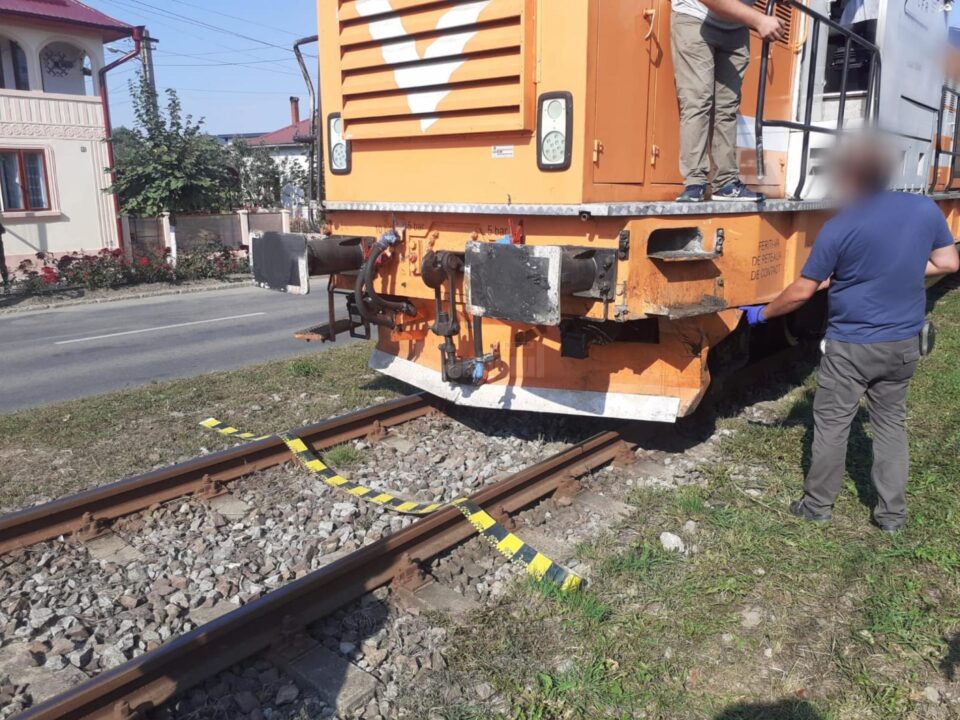 Autoutilitară proiectată într-un gard, la Rădăuți, după ce a fost acroșată de trenul de Putna