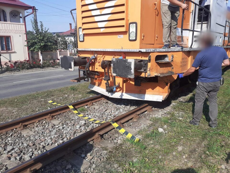 Autoutilitară proiectată într-un gard, la Rădăuți, după ce a fost acroșată de trenul de Putna