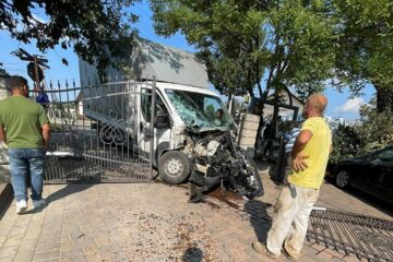 Autoutilitară proiectată într-un gard, la Rădăuți, după ce a fost acroșată de trenul de Putna