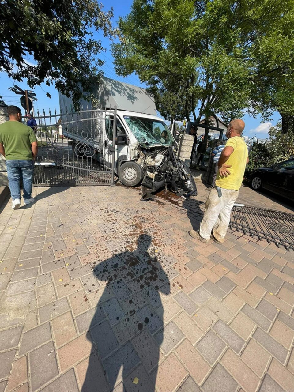Autoutilitară proiectată într-un gard, la Rădăuți, după ce a fost acroșată de trenul de Putna