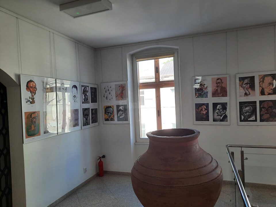 Expoziția Internațională de Caricatură – Portret „140 Bacovia”, la Muzeul de Istorie