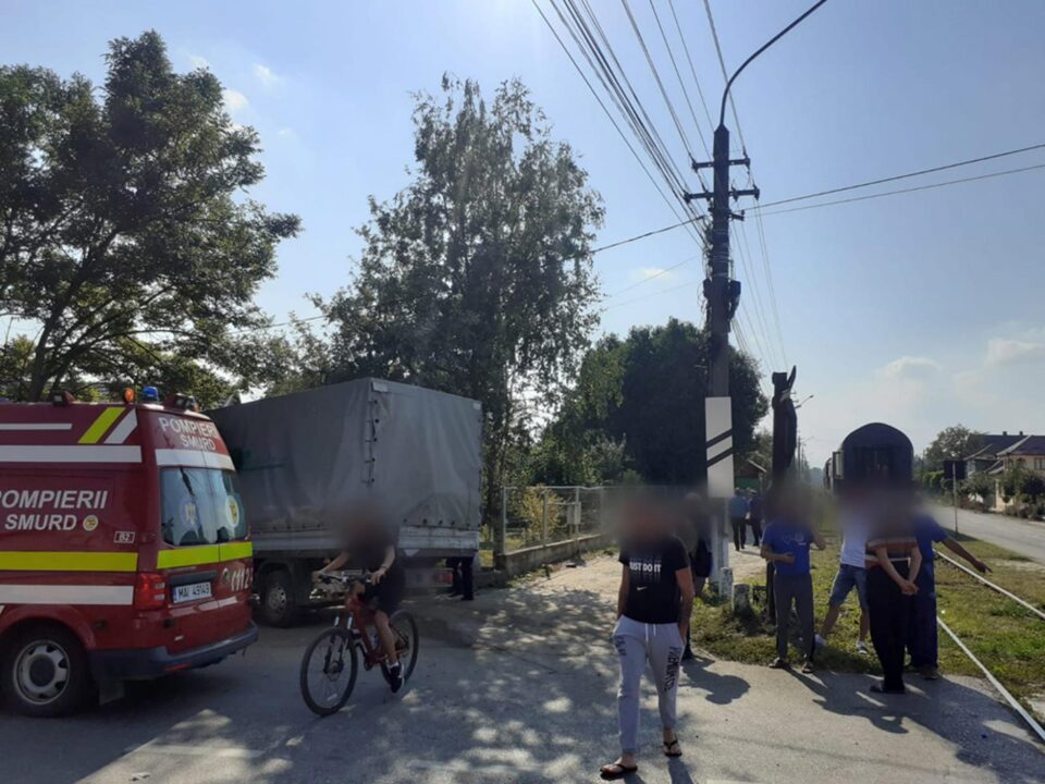 Autoutilitară proiectată într-un gard, la Rădăuți, după ce a fost acroșată de trenul de Putna