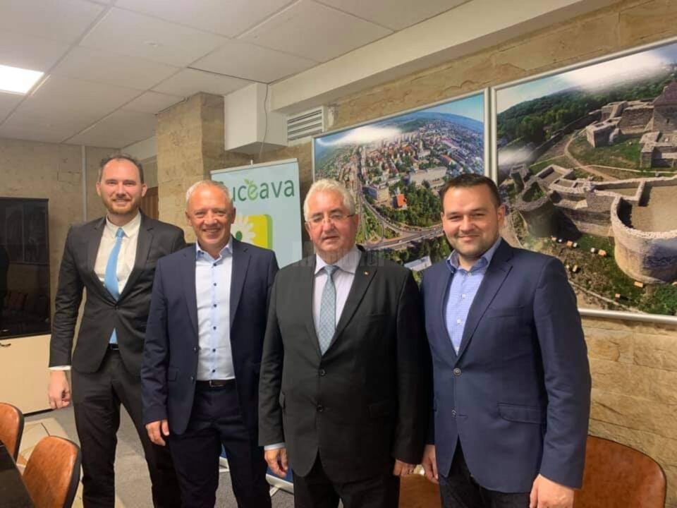 Primarul Sucevei, Ion Lungu și noul primar al Municipiului Cernăuți, Roman Kliciuk (centru), alături de membrii delegației oficiale venite din Ucraina