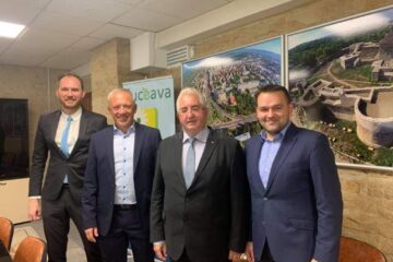 Primarul Sucevei, Ion Lungu și noul primar al Municipiului Cernăuți, Roman Kliciuk (centru), alături de membrii delegației oficiale venite din Ucraina