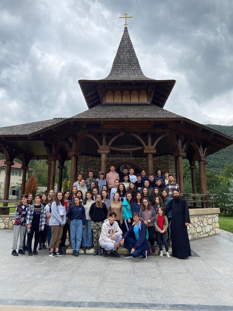 Pelerinaj-excursie de vis în Apuseni pentru tinerii ATOS, la sfârșit de Vacanță Mare!