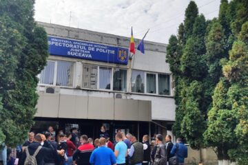Aglomerație, ieri, în fața IPJ Suceava