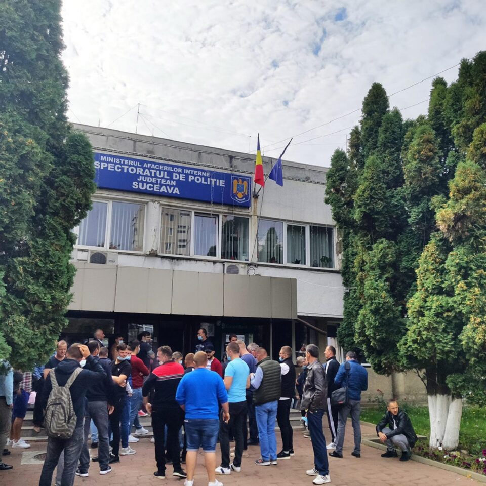 Aglomerație, ieri, în fața IPJ Suceava
