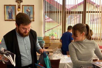 1.200 de elevi proveniți din familii defavorizate au primit ghiozdane noi, echipate cu rechizite