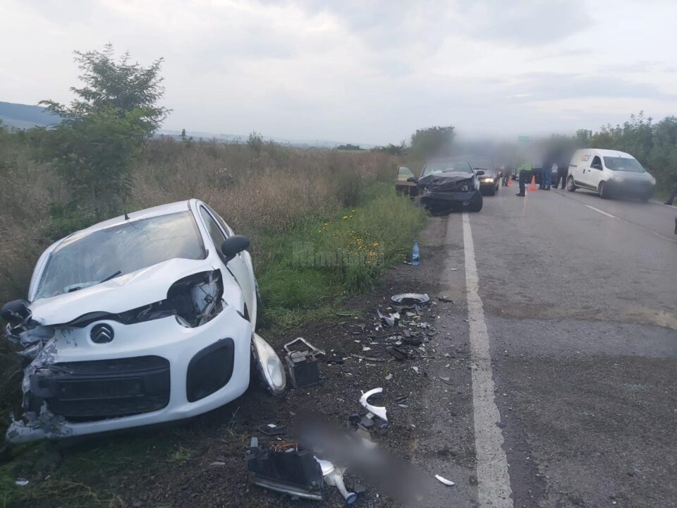 Cele două mașini implicate în accident