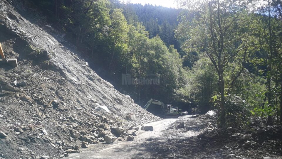 Versantul care a alunecat spre DN 17 B va fi aruncat în aer joi după-amiază