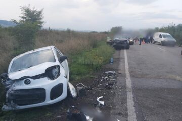 Cele două mașini implicate în accident