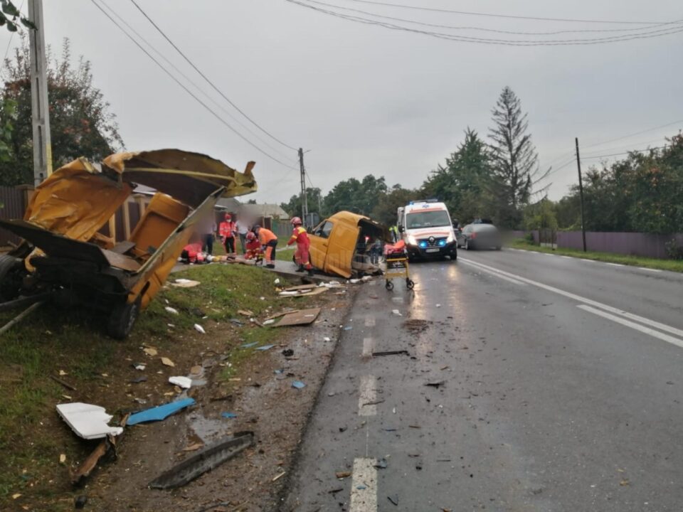 Mașină ruptă în două în urma coliziunii cu un tir