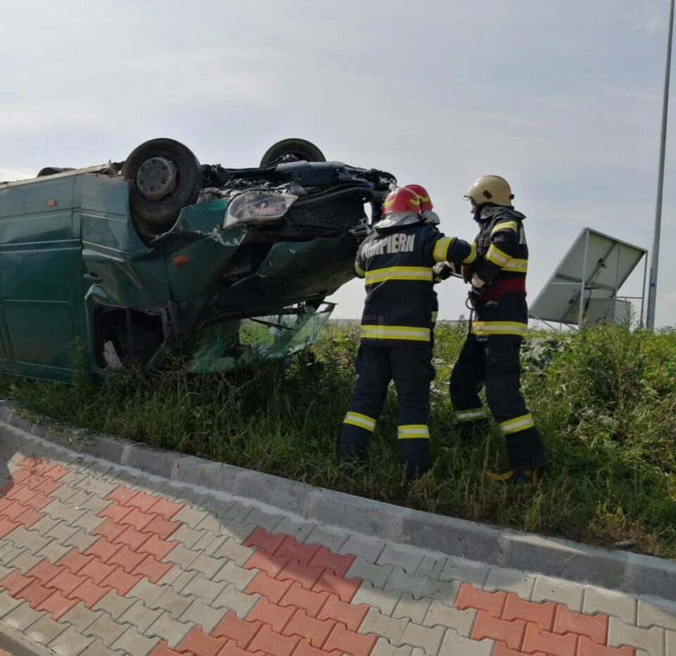 Mașină răsturnată pe sensul giratoriu, la Rădăuți