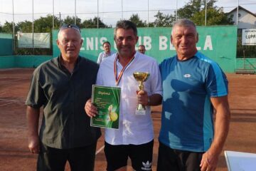 Stelică Airinei, încadrat de tenismanii seniori suceveni Constantin Chetraru și Viorel Negru