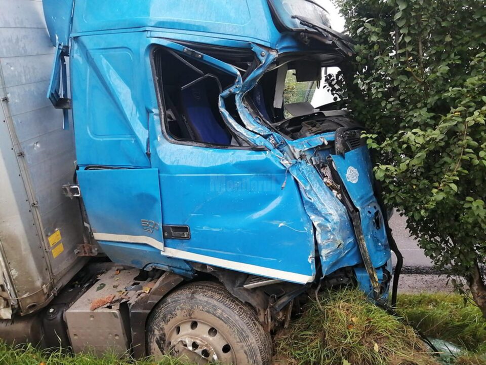 Mașină ruptă în două în urma coliziunii cu un tir