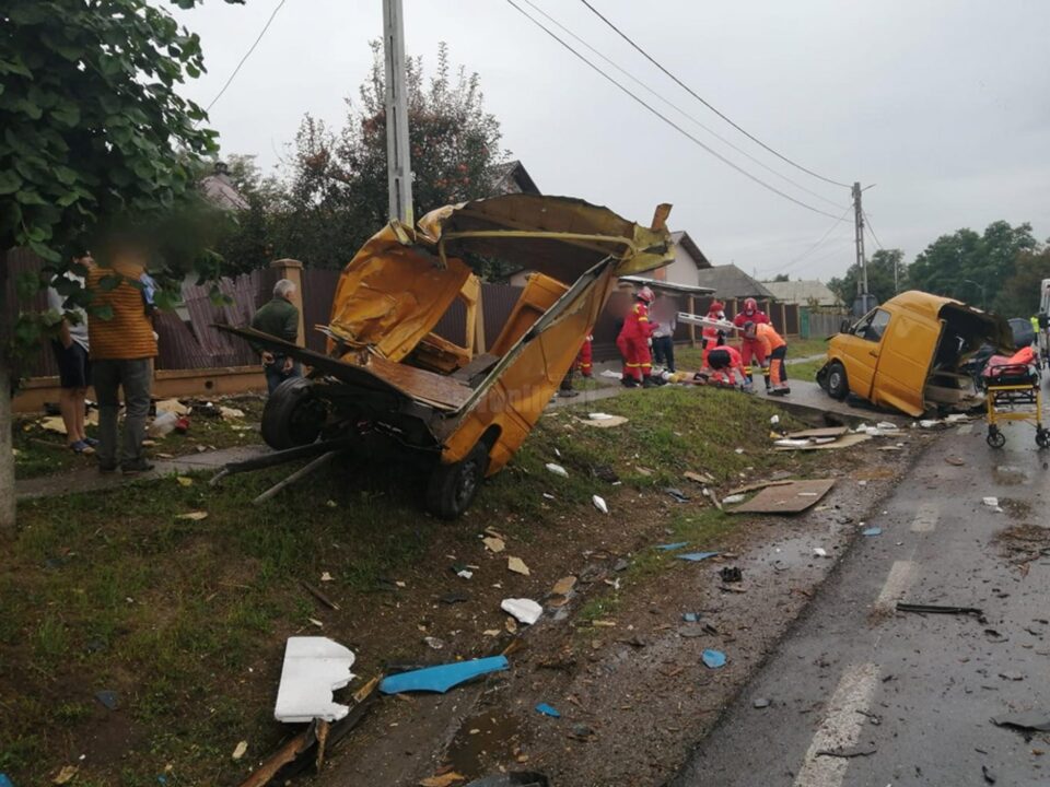 Mașină ruptă în două în urma coliziunii cu un tir