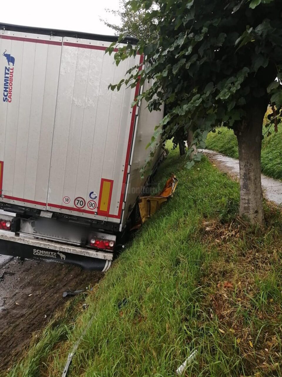 Mașină ruptă în două în urma coliziunii cu un tir