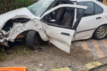 Tânărul a fost găsit încarcerat în mașină