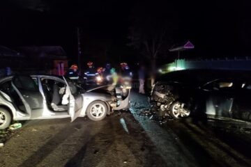 Impact violent - cinci tineri răniți, din două mașini