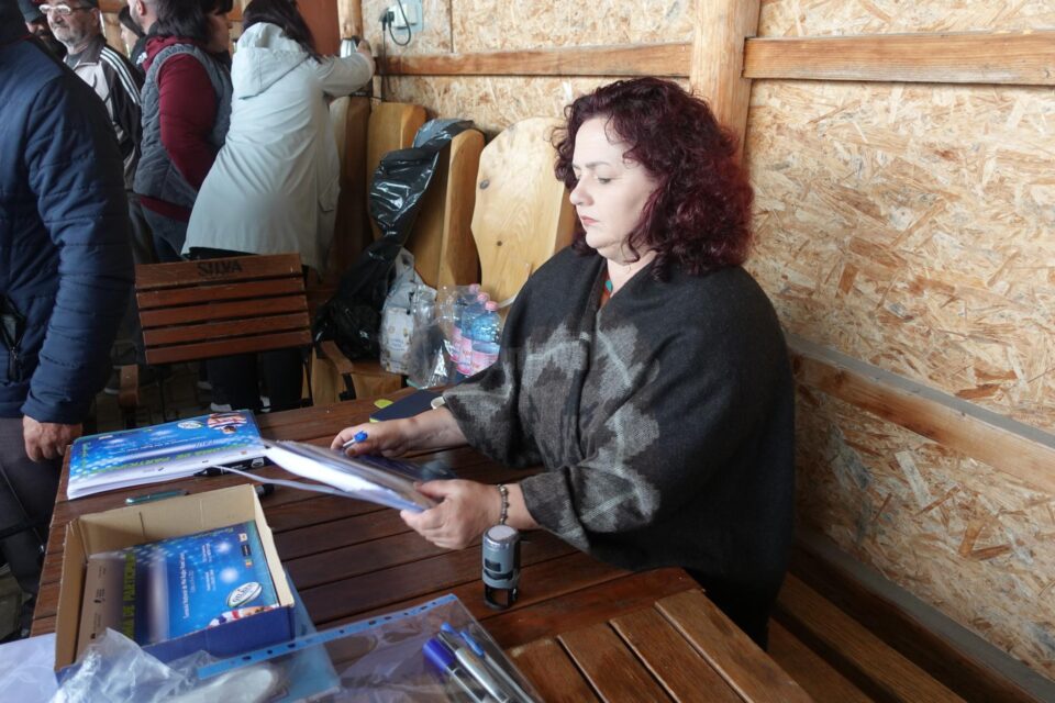 Primarul Violeta Taran completand diplome pentru fiecare participant