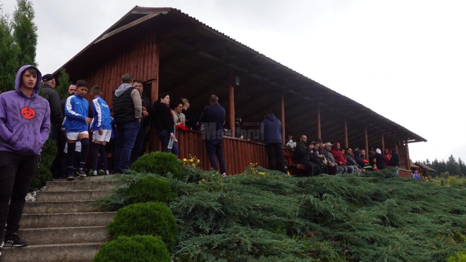 Aproximativ 150 de copii au jucat rugby-touch, la Berchișești