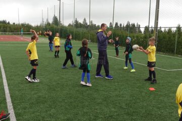 Aproximativ 150 de copii au jucat rugby-touch, la Berchișești