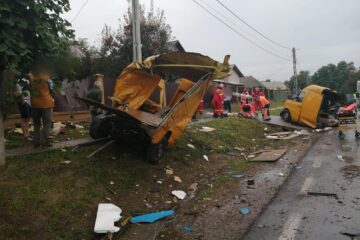 Mașină ruptă în două în urma coliziunii cu un tir