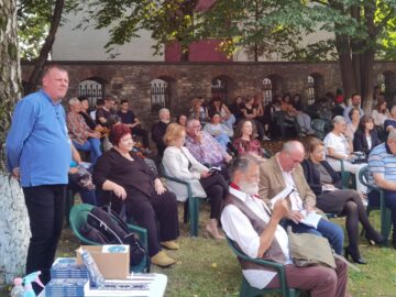 Sandrinio Neagu și Daniela Beale (stânga) au realizat prefața și postfața cărții semnate de colegul de breaslă Neculai Roșca