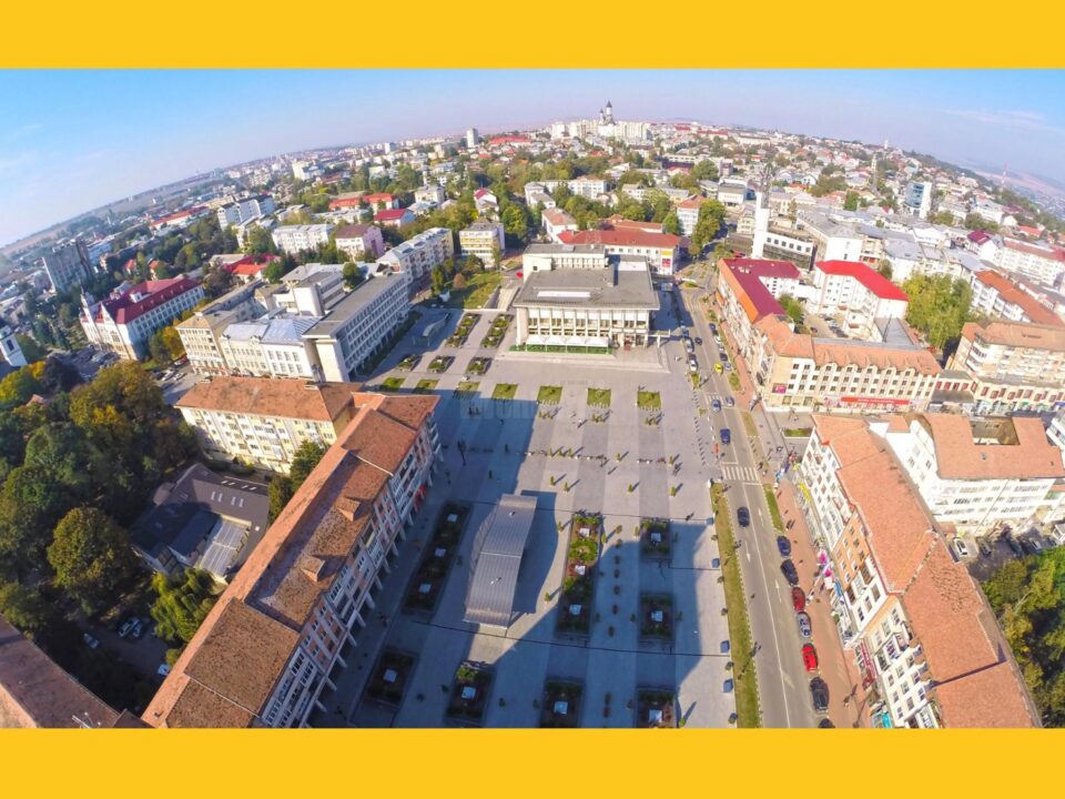 Masca de protecție devine obligatorie în municipiul Suceava, inclusiv în spații deschise, în anumite situații Masca de protecție devine obligatorie în municipiul Suceava, inclusiv în spații deschise, în anumite situații