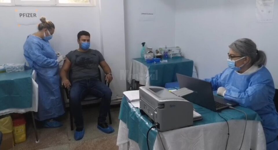 Primarul Bogdan Loghin s-a vaccinat impotriva noului coronavirus pentru a da un exemplu locuitorilor acestui municipiu Primarul Bogdan Loghin s-a vaccinat impotriva noului coronavirus pentru a da un exemplu locuitorilor acestui municipiu