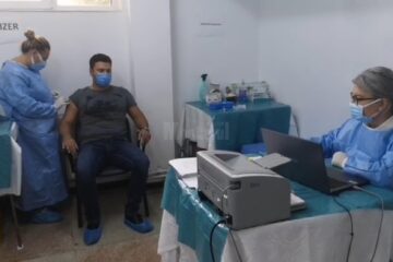 Primarul Bogdan Loghin s-a vaccinat impotriva noului coronavirus pentru a da un exemplu locuitorilor acestui municipiu