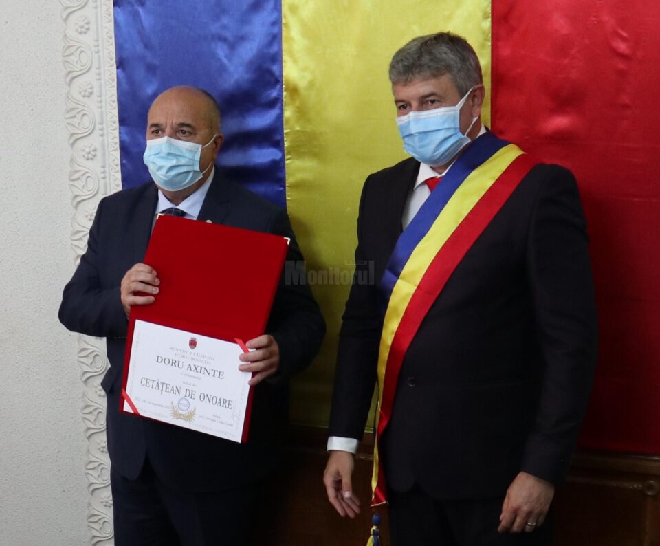 Caricaturistul Doru Axinte și primarul Cătălin Coman