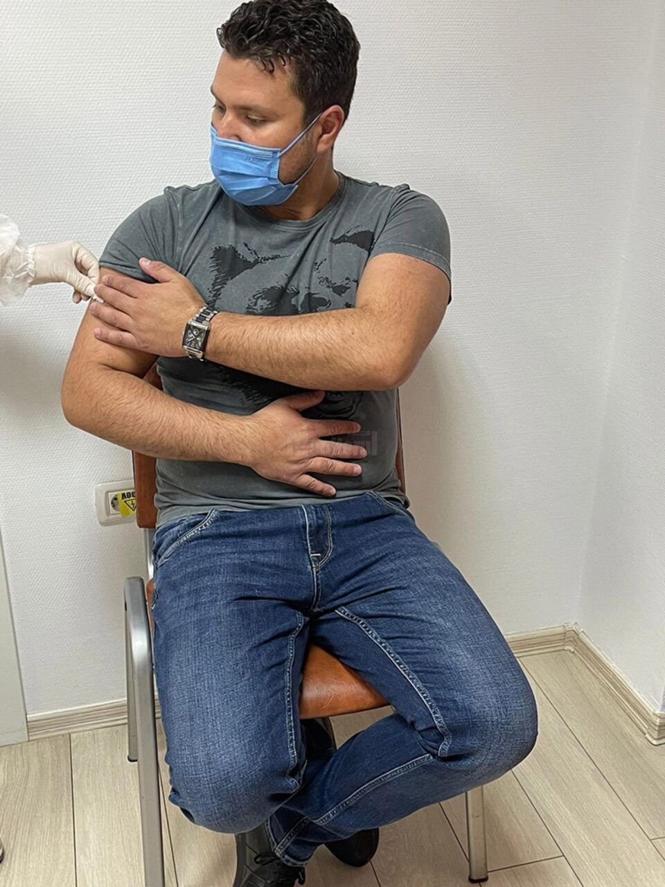 Primarul Bogdan Loghin s-a vaccinat împotriva noului coronavirus pentru a da un exemplu locuitorilor acestui municipiu