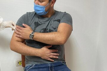 Primarul Bogdan Loghin s-a vaccinat împotriva noului coronavirus pentru a da un exemplu locuitorilor acestui municipiu