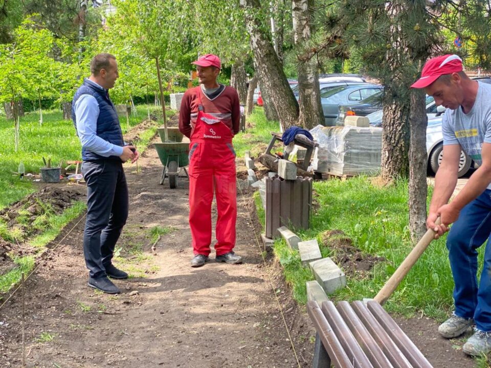 Viceprimarul Lucian Harșovschi a anunțat finalizarea lucrărilor de modernizare a parcului, cu tot cu parcarea și strada aferente