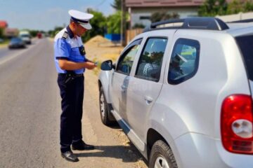 Doi ”șoferi” fără permis, prinși de polițiști dintr-un singur semnal de oprire