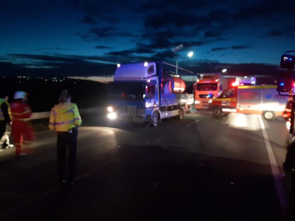 Accident rutier între un autoturism și o autocisternă încărcată cu apă.