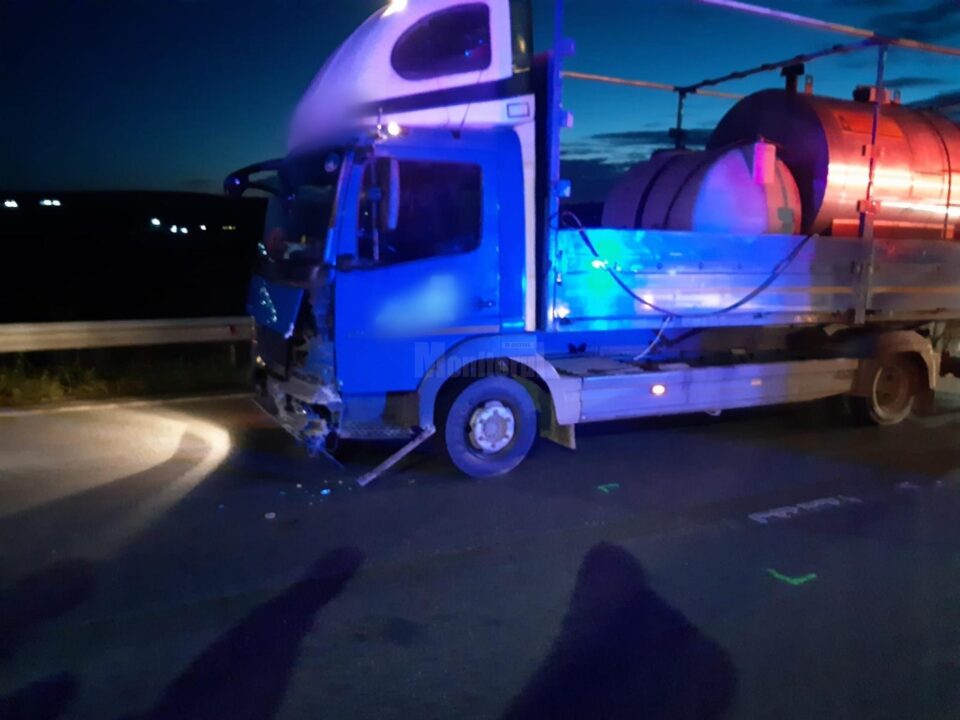 Accident rutier între un autoturism și o autocisternă încărcată cu apă.