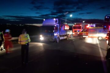 Accident rutier între un autoturism și o autocisternă încărcată cu apă.