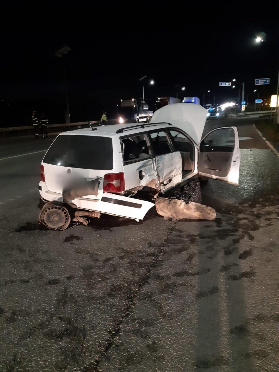 Accident rutier între un autoturism și o autocisternă încărcată cu apă.